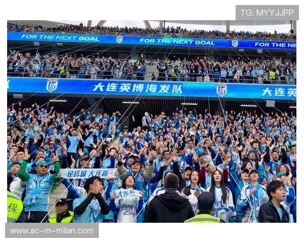 大连队球迷组织发起助威活动，赛场氛围推向高潮