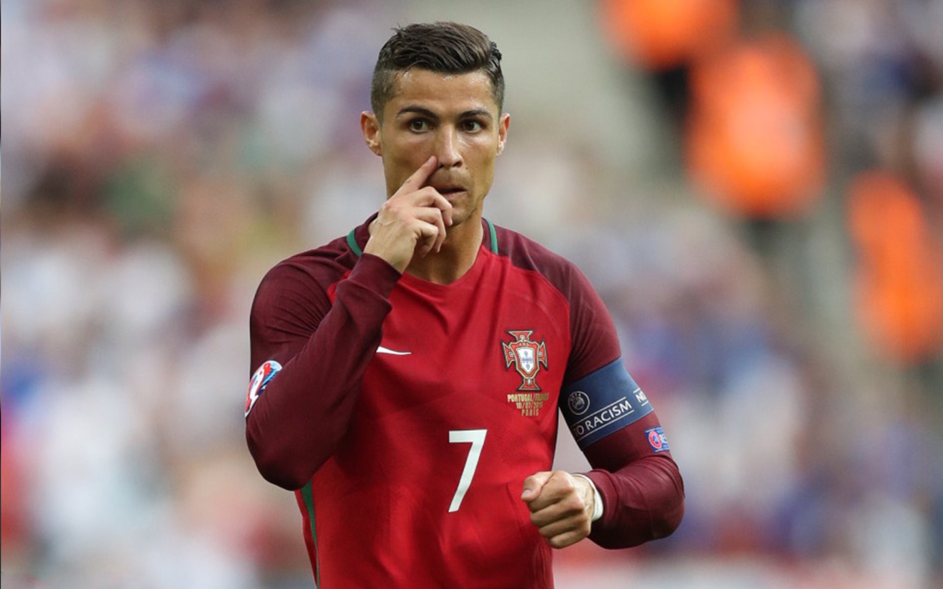 -简：作为全黑队的边锋新星，打破防线让全黑队进攻多元化，mf简黑